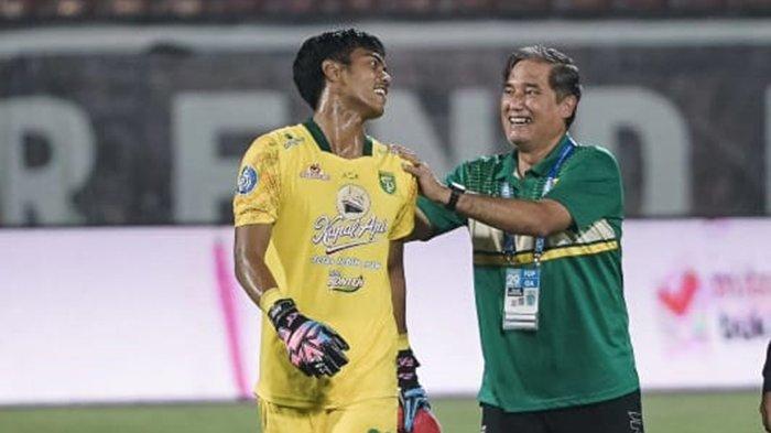 Kiper Persebaya Andhika Ramadhani menjadi pahlawan di laga lawan Arema FC yang berakhir 1-0 di pekan ke-30 Liga 1. Ia menggagalkan penalti Arema FC yang diekskusi Dedik Setiawan
