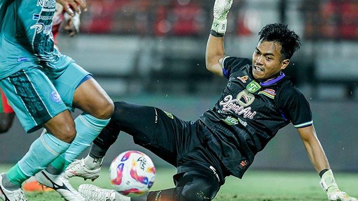 Kiper Persebaya Surabaya, Andhika Ramadhani, menghalau bola dari striker PSBS Biak, Minggu (22/9/2024) malam di Stadion Kapten I Wayan Dipta, Gianyar Bali. Laga ini berakhir untuk kemenangan Persebaya dengan skor 1-0.