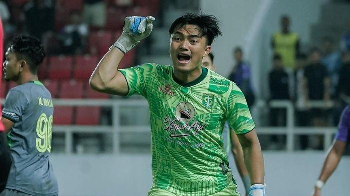 Kiper Persebaya Surabaya, Ernando Ari saat memperkuat Bajul Ijo di Liga 1.
