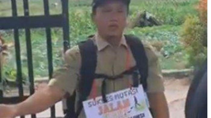 Andrianto, guru SMP jalan kaki sejauh 15 km