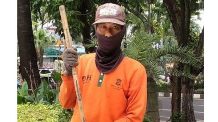 TUKANG SAPU DI SURABAYA : Budi Santoso mengenakan kaos Dinas Lingkungan Hidup (DLH), topi, dan masker bersiap membersihkan Taman Mayangkara, Surabaya, Sabtu (25/1/2025)