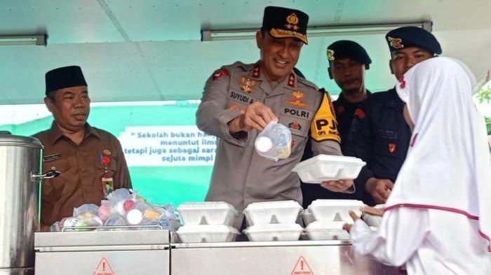 Momen bagi-bagi nasi kotak program makan bergizi dari pemerintah di SDN Kota Baru, Banten