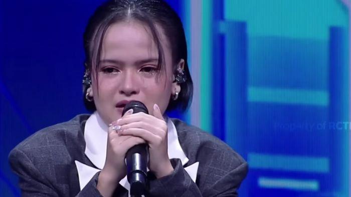 SPEKTAKULER SHOW 3 - Mesa Hira menangis setelah menyanyikan lagu Separuh Aku dari grup band NOAH, di babak Spektakuler Show 3 Indonesian Idol 2025, Senin (10/2/2025) malam.