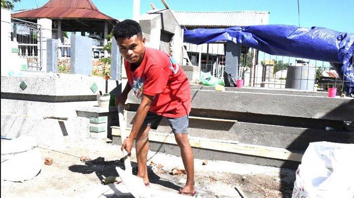 Rezky Rendi mahasiswa Unimor yang kuliah nyambi jadi tukang gali kubur
