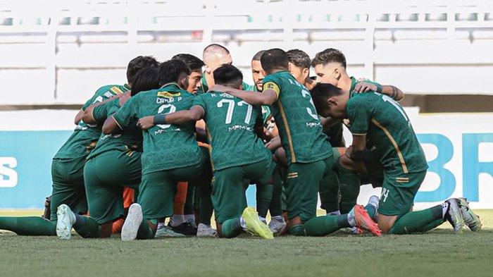 Pemain Persebaya Surabaya jelang bertanding di Liga 1