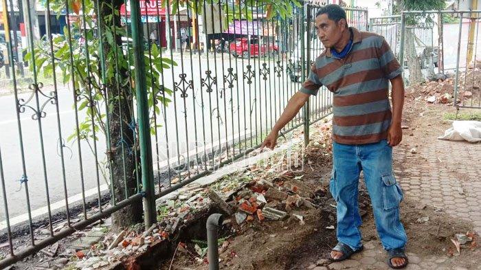 Lokasi penemuan kerangka manusia yang berada di pinggir ruko kosong Jalan Galunggung no 65 Kavling 7 - 8 Kelurahan Gading Kasri Kecamatan Klojen Kota Malang saat didatangi, Kamis (14/3/2024).