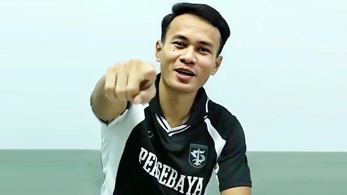 BELA PERSEBAYA - Koko Ari Araya saat diperkenalkan kembali membela Persebaya di musim 2025/2026. Koko Ari Araya juga meminta Rizky Ridho kembali ke Persebaya.