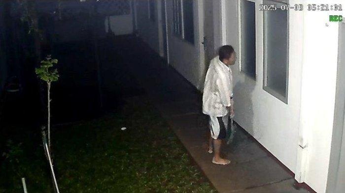 KONDISI - Tangkap layar rekaman CCTV kos Arya Daru. Penjaga kos sedang mengecek kamar Arya Daru