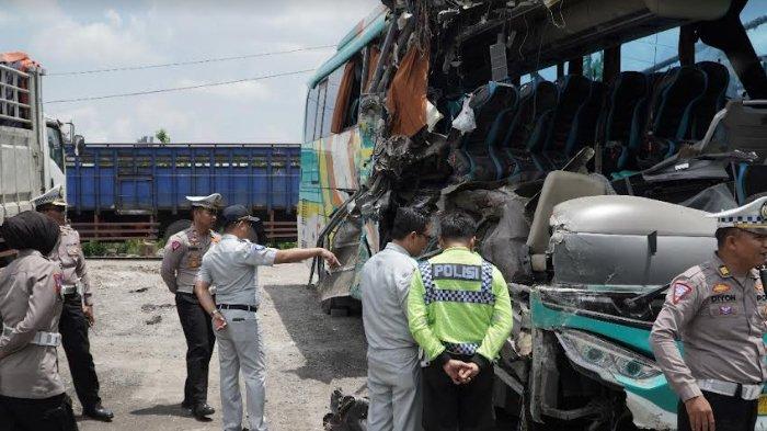 foto kecelakaan bus pariwisata di gresik tanpa sensor