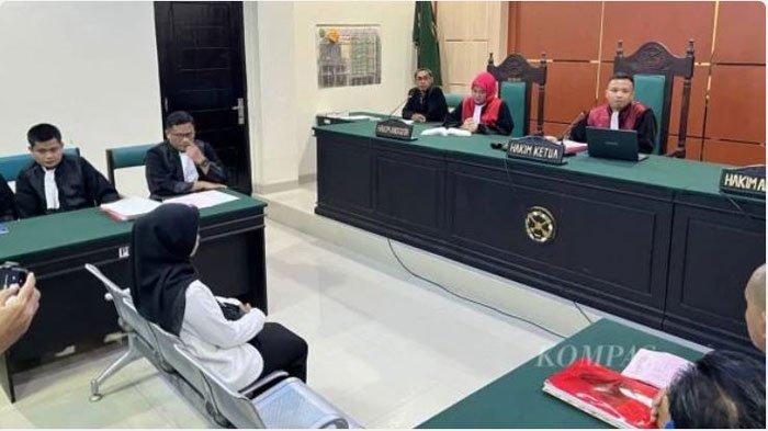 Supriyani saat menjalani sidang perdana, Kamis (24/10/2024). Inilah Kronologi Lengkap Supriyani Hukum Anak Polisi Versi Dakwaan Jaksa.