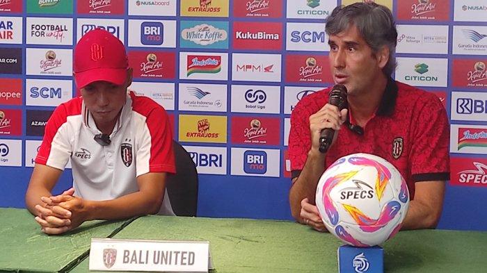 LAGA TERAKHIR - Pelatih Bali United, Stefano Cugurra (Teco) saat jumpa pers jelang laga Persebaya Surabaya Vs Bali United, Kamis (22/5/2025). Teco berjanji akan memberikan kemampuan terbaiknya pada laga pekan terakhir Liga 1 musim ini.