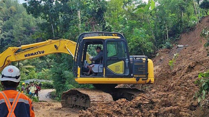 LONGSOR TRENGGALEK - Tim SAR gabungan membuka akses jalan yang tertimbun longsor di Desa Depok, Kecamatan Bendungan, Trenggalek, Jawa Timur, Selasa (20/5/2025). Sebanyak 6 orang korban tanah longsor masih dalam status pencarian.
