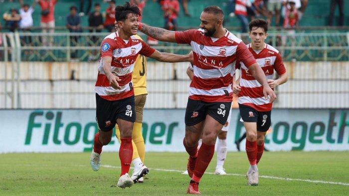 Dua pemain Madura United, Riyatno Abiyoso dan Dalberto merayakan gol ke gawang PSM Makassar di Stadion Gelora Bangkalan, Minggu (21/4/2024) sore. Laga berakhir 2-0 untuk kemenangan Madura United