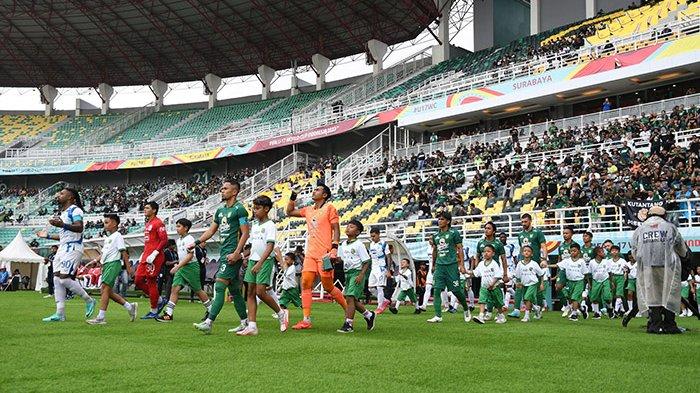 Laga Liga 1 pekan ke-24 akan dibuka dengan pertandingan Persebaya vs Bhayngakara FC. Kedua tim dijadwalkan menjalani pertandingan di Stadion Gelora Bung Tomo (GBT) Surabaya, Minggu (4/2/2023).