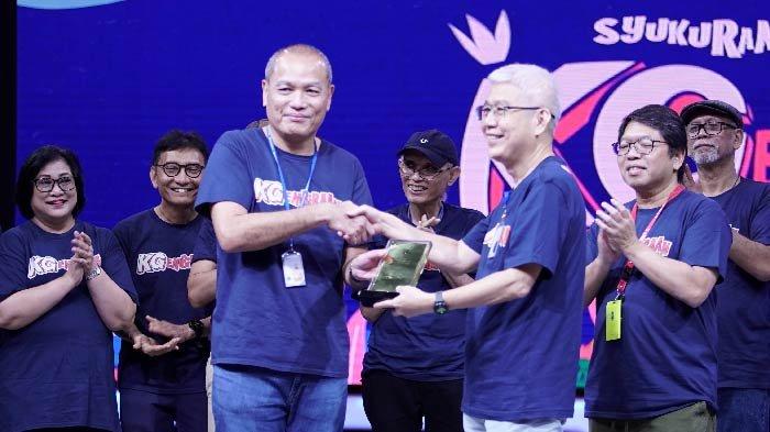 CEO KG Lilik Oetama saat memberikan plakat penghargaan kepada Hotels & Resorts Group Director Johanes Widjaja.