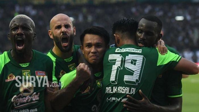 MENANG DRAMATIS - Dua pencetak gol Persebaya Flavio G Silva (kiri) dan Malik Rizaldi (dua kiri) melakukan selebrasi dengan rekan satu tim usai mencetak gol ke gawang Arema  di Stadion Gelora Bung Tomo (GBT) Surabaya, Sabtu (7/12/2024). Pada laga Liga 1 musim 2024/2025 Matchday ke-13 Persebaya vs Arema ini Flavio menyumbang dua gol dan Persebaya mengalahkan Arema dengan skor akhir 3-2. (SURYA/HABIBUR ROHMAN)