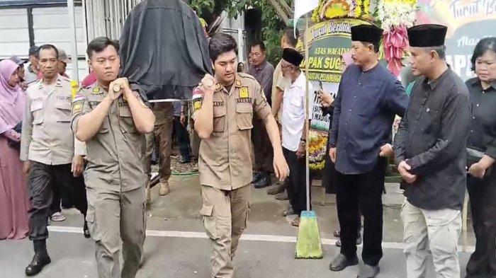 Jenazah Sugiono, anggota Satlinmas TPS 6 Kelurahan Ngegong, Kecamatan Manguharjo, Kota Madiun diusung rekan-rekannya ke tempat peristirahatan terakhir, Rabu (14/2/2024).