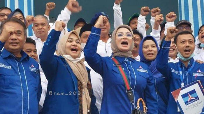 Ketua DPC Partai Demokrat (PD) Surabaya, Lucy Kurniasari saat konsolidasi dan penyerahan SK pengurus Dewan Pimpinan Anak Cabang (DPAC) di Surabaya, Kamis (4/7/2022).