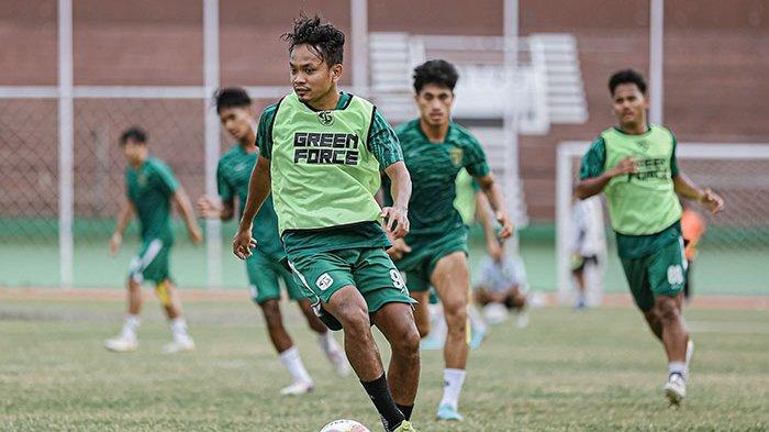 M Hidayat dan pemain Persebaya jalani latihan tim Stadion Gelora Delta, Sidoarjo, Selasa (14/11). Tim Bajul Ijo dihadapkan dengan tantangan cukup berat dalam lanjutan kompetisi Liga 1.