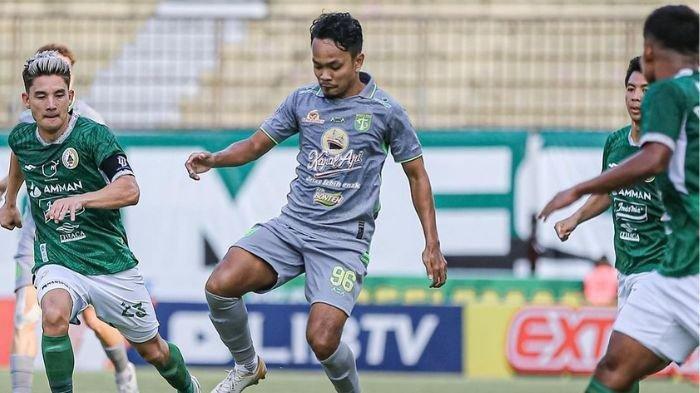M Hidayat saat memperkuat Persebaya Surabaya lawan PSS Sleman di putaran pertama Liga 1 2023/2024