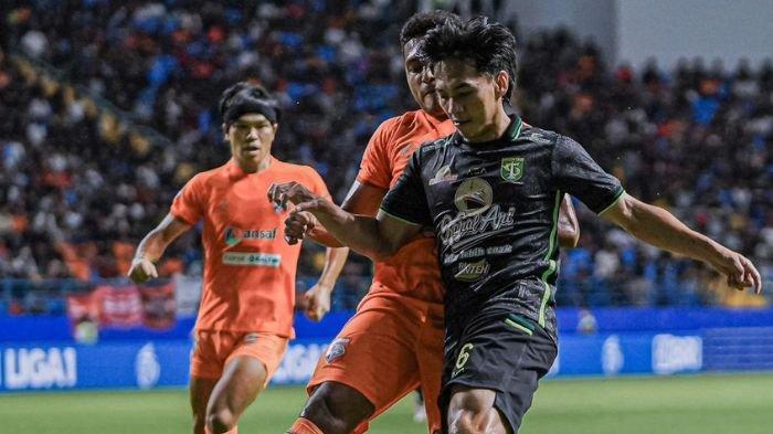 M Iqbal saat memperkuat Persebaya Surabaya di laga melawan Borneo FC di Stadion Batakan, Balikpapan.