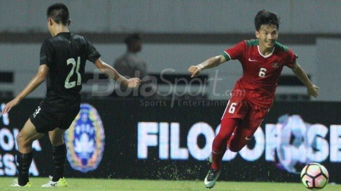 M Iqbal saat memperkuat Timnas U-19, pemain berposisi gelandang itu kini sedang menjalani masa trial bersama Persebaya Surabaya