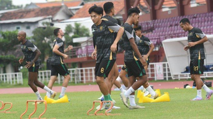 M Iqbal saat menjalani sesi latihan Persebaya Surabaya jelang lawan Dewa United