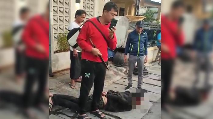 MALING MOTOR DITANGKAP - Viral di medsos video amatir merekam seorang terduga maling motor bersenta tajam jenis pisau sepanjang setengah meter disergap dan dihajar warga sampai babak belur di kawasan Jalan Raya Wonorejo, Manukan Kulon, Tandes, Surabaya, pada Minggu (20/7/2025) pagi. Terduga maling motor itu sempat berupaya mencuri motor Honda PCX milik anak dari juragan warung bakso.