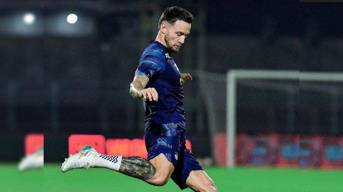Gelandang Persib, Marc Klok saat menjalani official training di Stadion Gelora Bangkalan, jelang menghadapi Madura United, Jumat (31/5/2024) malam nanti.