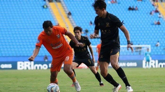 Pemain Borneo FC sedang memperebutkan bola dengan pemain Madura United