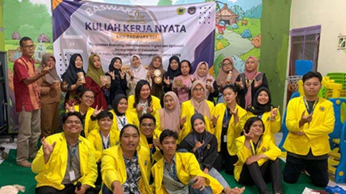 Pelatihan sertifikasi halal oleh mahasiswa Kuliah Kerja Nyata (KKN) Baswara 027, Ubhara Surabaya.