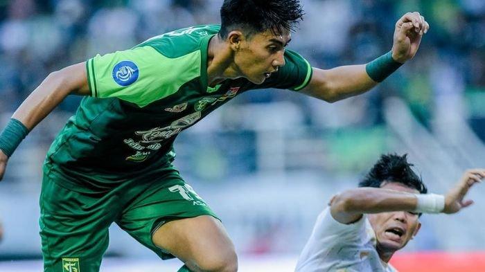 Winger PErsebaya Surabaya, Malik Risaldi berebut bola dengan bek Arema FC