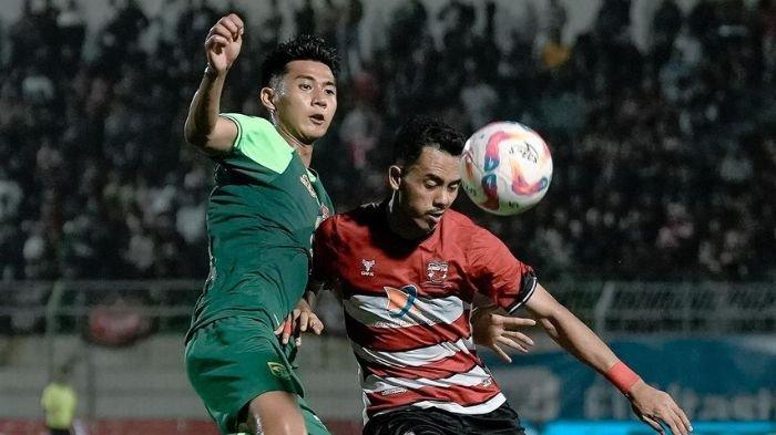 Malik Risaldi saat berebut bola di laga Madura United vs Persebaya Surabaya