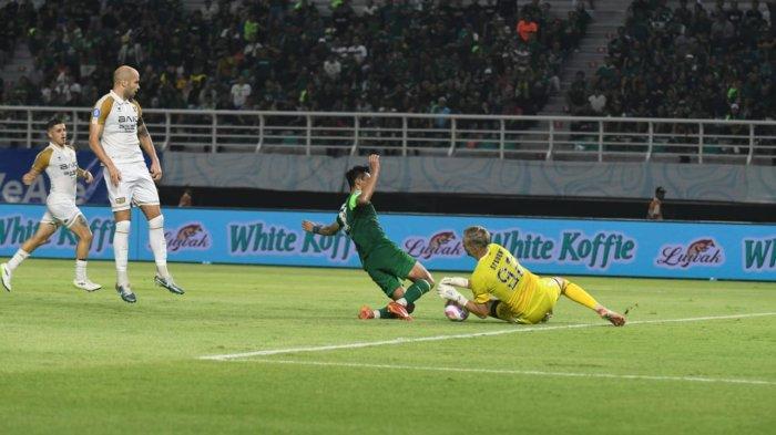 Malik Risaldi saat berebut bola melawan Sonny Stevens di laga Persebaya vs Dewa United di Stadion Gelora Bung Tomo, Surabaya.