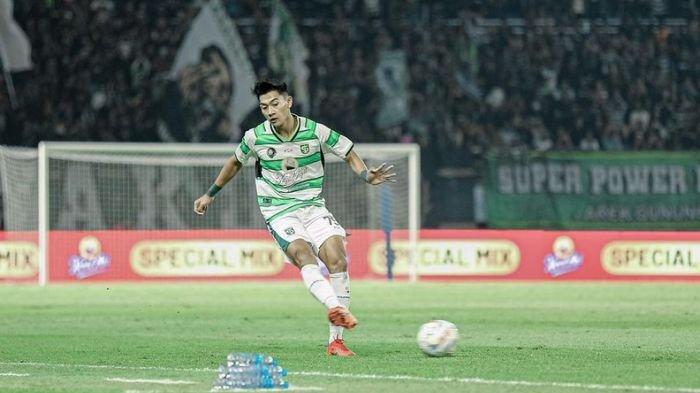 Malik Risaldi saat memperkuat Persebaya Surabaya melawan Persibo Bojonegoro di Stadion Gelora Bung Tomo, Surabaya.