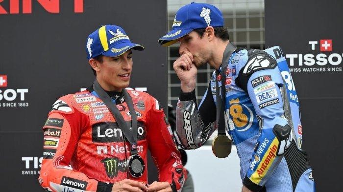 MARC DAN ALEX - Marc Marquez dan Alex Marquez bercengkrama ketika berada di podium MotoGP Inggris 2025 yang berlangsung di Sirkuit Silverstone pada 24 Mei 2025. (Foto: Laman MotoGP) (MotoGP)