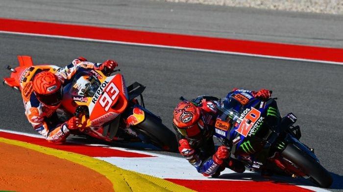 Marc Marquez (Kiri) saat adu cepat di tikungan dengan Fabio Quartararo (Kanan) di MotoGP Portugal.