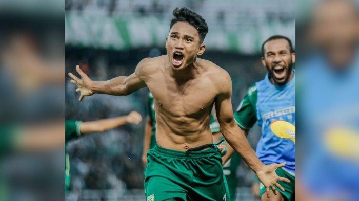 Gelandang muda Persebaya Surabaya, Marselino Ferdinan melakukan selebrasi usai membobol gawang PSIS Semarang di Stadion Gelora Bung Tomo (GBT) Surabaya,  Selasa (23/8/2022).