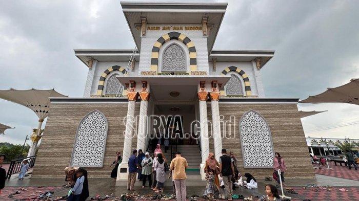 Masjid Jami Imam Baidhowi, yang terletak di Desa Langenharjo, Kecamatan Plemahan, Kabupaten Kediri.