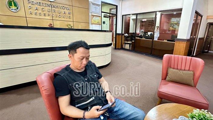 Masyarakat Kota Pasuruan saat menikmati layanan wifi gratis di perkantoran Pemkot Pasuruan dan di Alun-alun Kota Pasuruan.