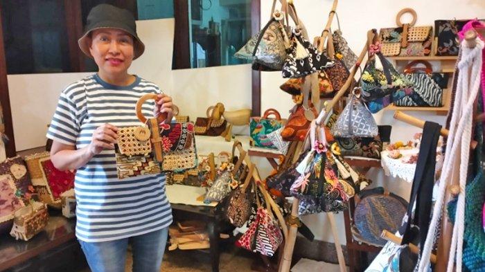 Mega Tanuwijaya (58), pelaku UMKM tas perca di Surabaya, menunjukkan produk hasil kreasinya.