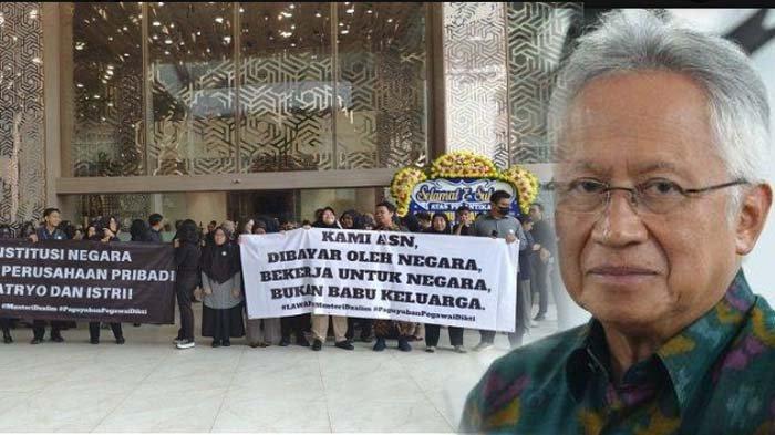 Mendilktisaintek Satryo Soemantri Brodjonegoro didemo puluhan pegawainya di depan Kantor Kemendiktisaintek, Senayan, Jakarta, Senin (20/1/2025).