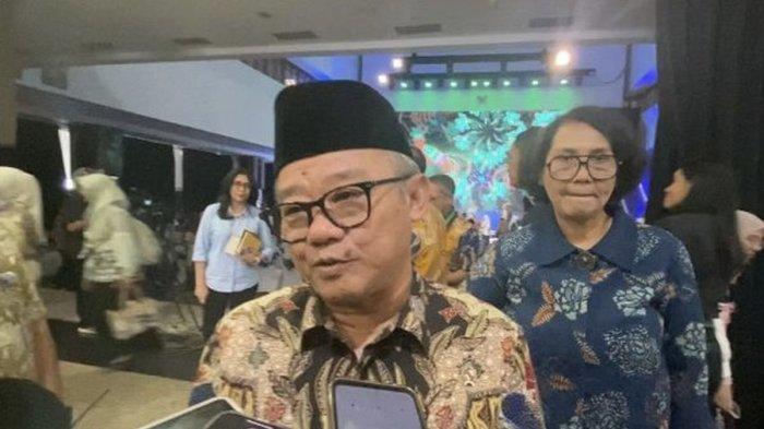 Menteri Pendidikan Dasar dan Menengah (Mendikdasmen), Abdul Mu'ti menanggapi kebijakan Gubernur Jawa Barat, Dedi Mulyadi soal siswa sekolah masuk jam 6 pagi. Kebijakan tersebut dianggap tidak sesuai dengan ketentuan Kementerian.