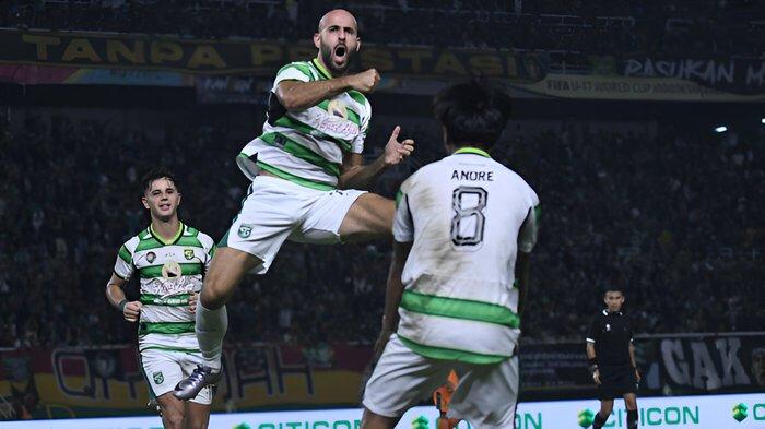 Pencetak gol perdana Persebaya Mohammad Rashid melakukan selebrasi usai menjebol gawang Persibo Bojonegoro di Stadion Gelora Bung Tomo (GBT) Surabaya dalam pertandingan 