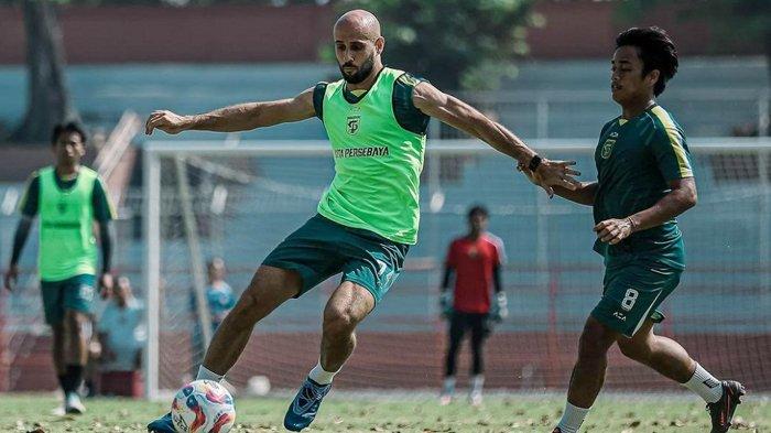 Gelandang asing Persebaya, Mohammed Rashid saat menjalani latihan bersama tim, persiapan menghadapi Barito Putera di Stadion GBT pada Jumat (23/8/2024) mendatang.