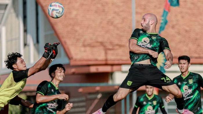 Mohammed Rashid menanduk bola di laga uji coba Persebaya vs PON JATIM di Lapangan Thor, Surabaya pada Sabtu (6/7)