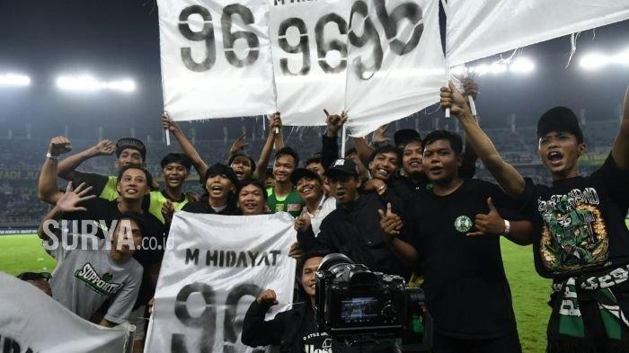 Momen M Hidayat menerima plakat penghargaan dari Persebaya yang diberikan oleh Uston Nawawi, atas perjuangan dan kesetiaan sejak 2017 membela Persebaya. Pesta perpisahan dilakukan pasca pertandingan Persebaya vs Bali United di Stadion GBT, Senin (23/5/2025) malam.