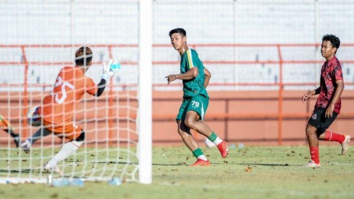 Momen Malik Risaldi mencetak gol ke gawang Maestro FC pada Kamis (5/9/2024), di Stadion Gelora 10 Nopember. Laga uji coba untuk mengisi jeda FIFA Matchday yang berakhir dengan skor 8-2 untuk Persebaya.