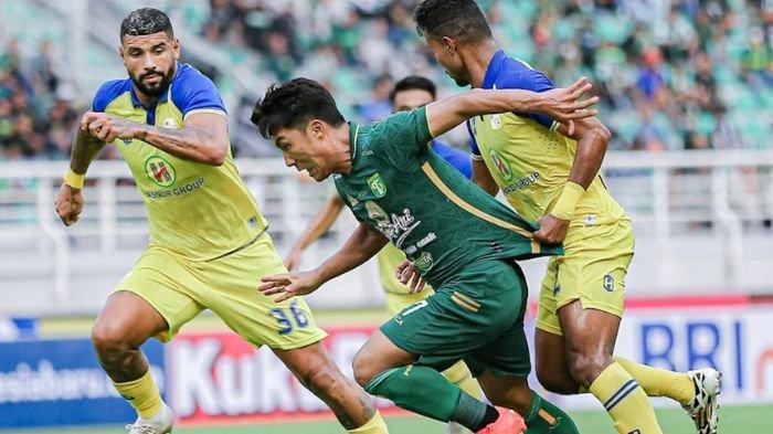 Momen Song Ui-Young dilanggar di dalam kotak penalti di laga Persebaya Surabaya vs Barito Putera di Stadion Gelora Bung Tomo, Surabaya, Sabtu (8/7)