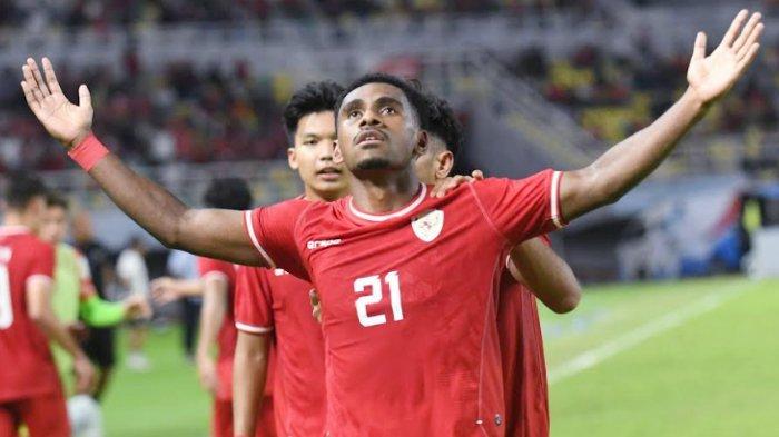 Center bek Timnas Indonesia U19 Muhammad Iqbal Gwijangge melakukan selebrasi setelah menjebol gawang Kamboja di Stadion GBT Surabaya pada Sabtu (20/7/2024) malam. Laga berakhir 0-2 untuk Indonesia.
